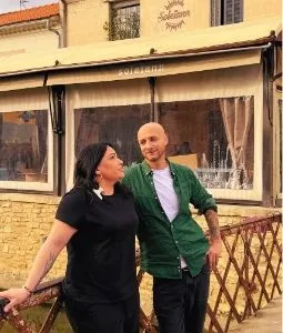 Anne et Chris devant le restaurant Soleïann