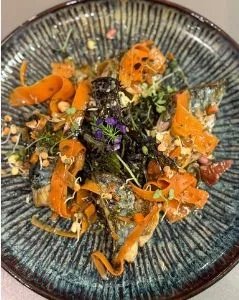 Une assiette colorée photographiée chez Soleïann