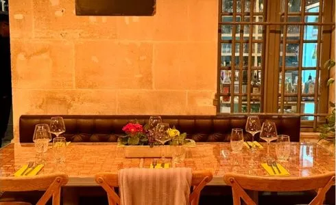 La salle de Soleïann, ses murs aux tons chauds et ses tables dressées